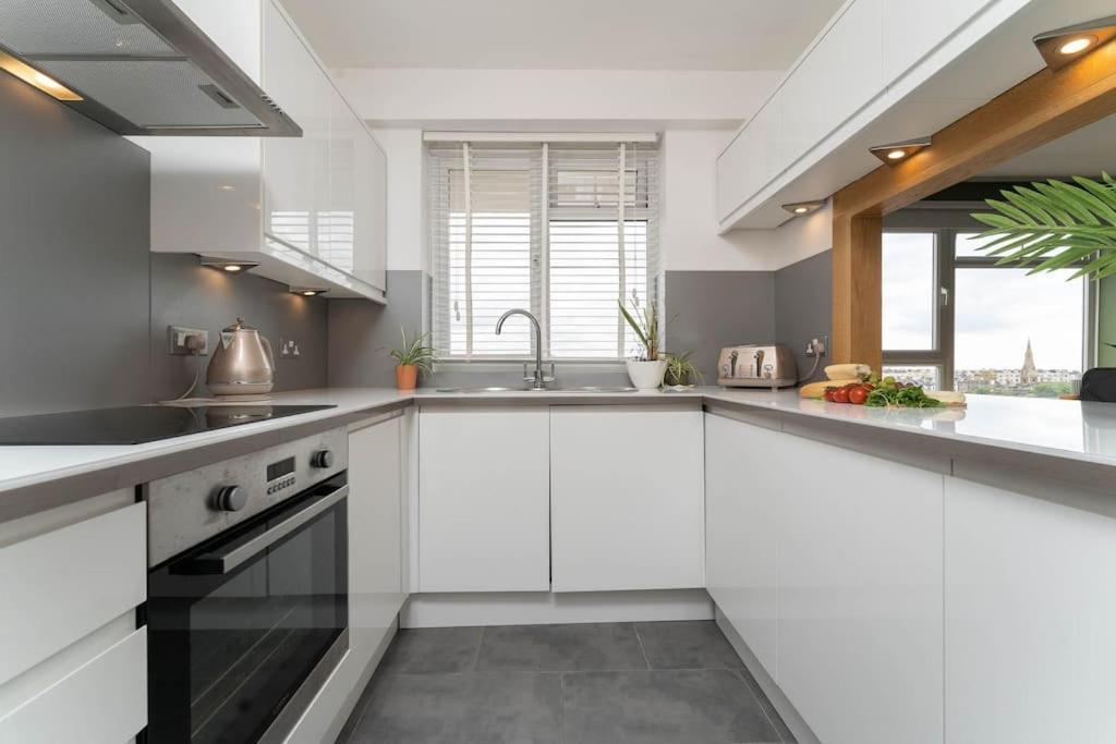 Lovely Apartment With Spectacular Views & Free Parking Brighton Bagian luar foto